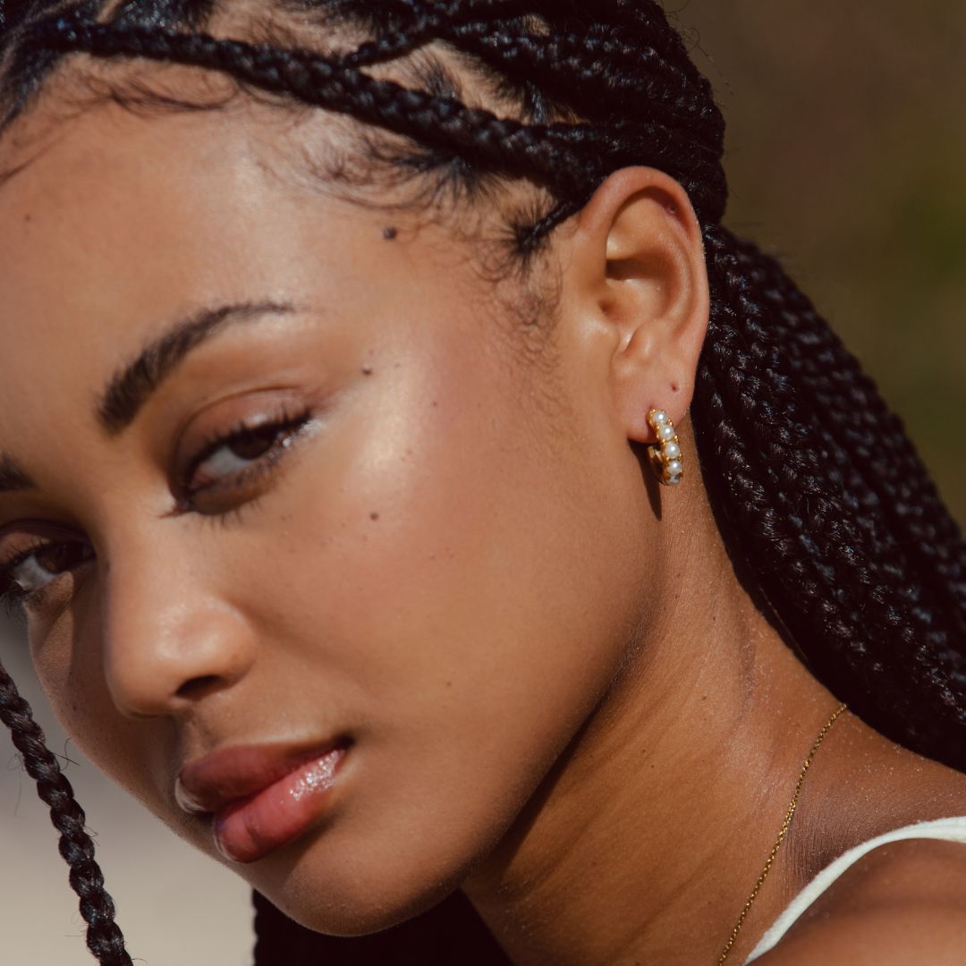 Huggies Mini Pearl Earrings 