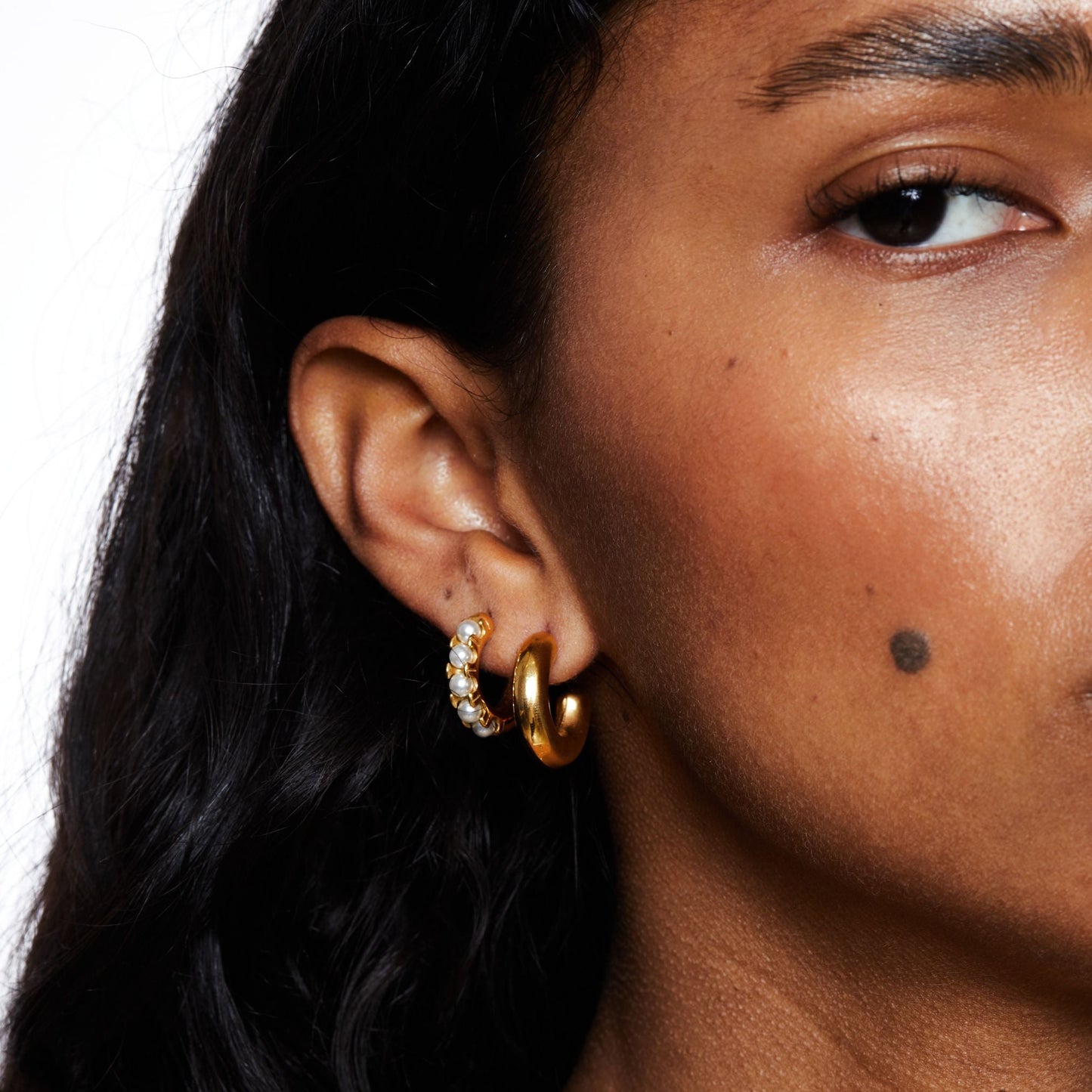 Huggies Mini Pearl Earrings 